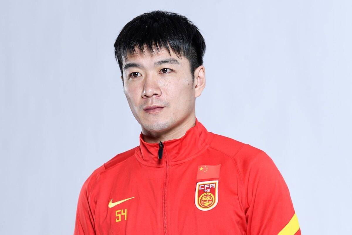 广州队迎中超关键赛；转会期扳平良机；压力陡增；团队化学反应显著